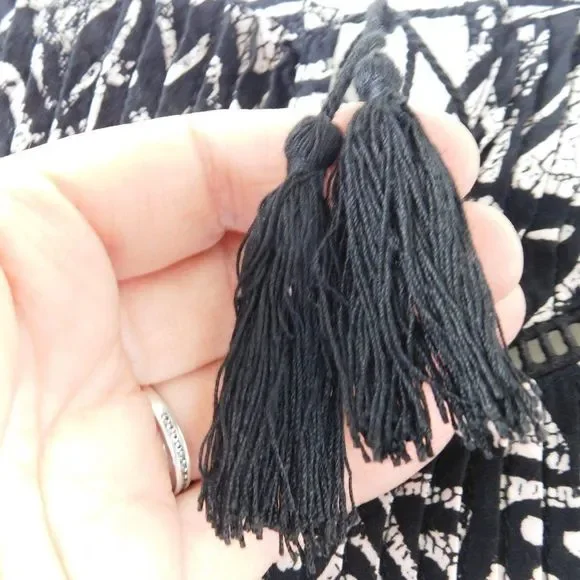 Mossimo black and white pull over blouse. - Picture 3 of 6